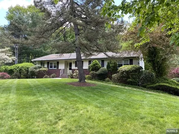 28 Winding Way, Upper Saddle River, NJ 07458
