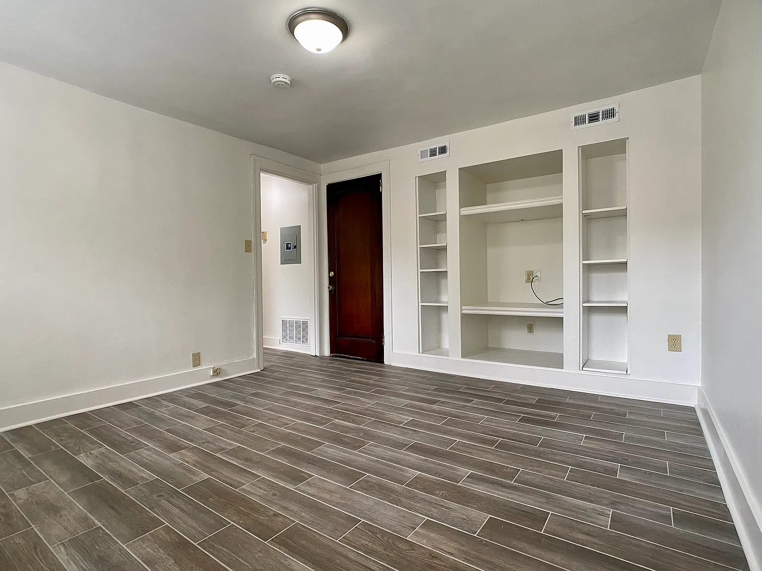 Studio, 400 sqft, $895 — Photo 2
