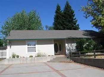 1290 Summer Pl photo 1