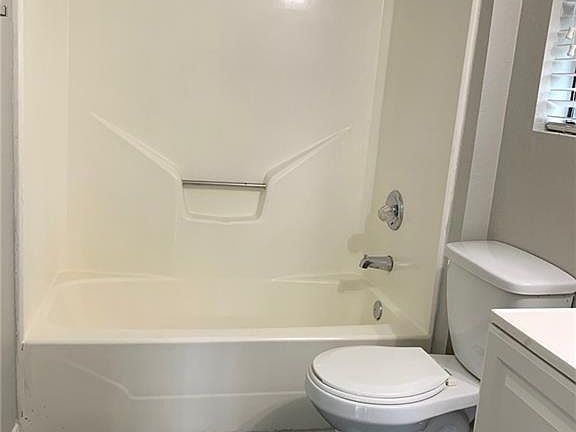 3rd image of 1013 W 23rd St APT 101