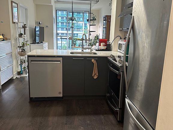 5th image of 30 Roehampton Ave #417