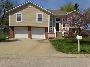 2516 SW Locust St, Oak Grove, MO 64075
