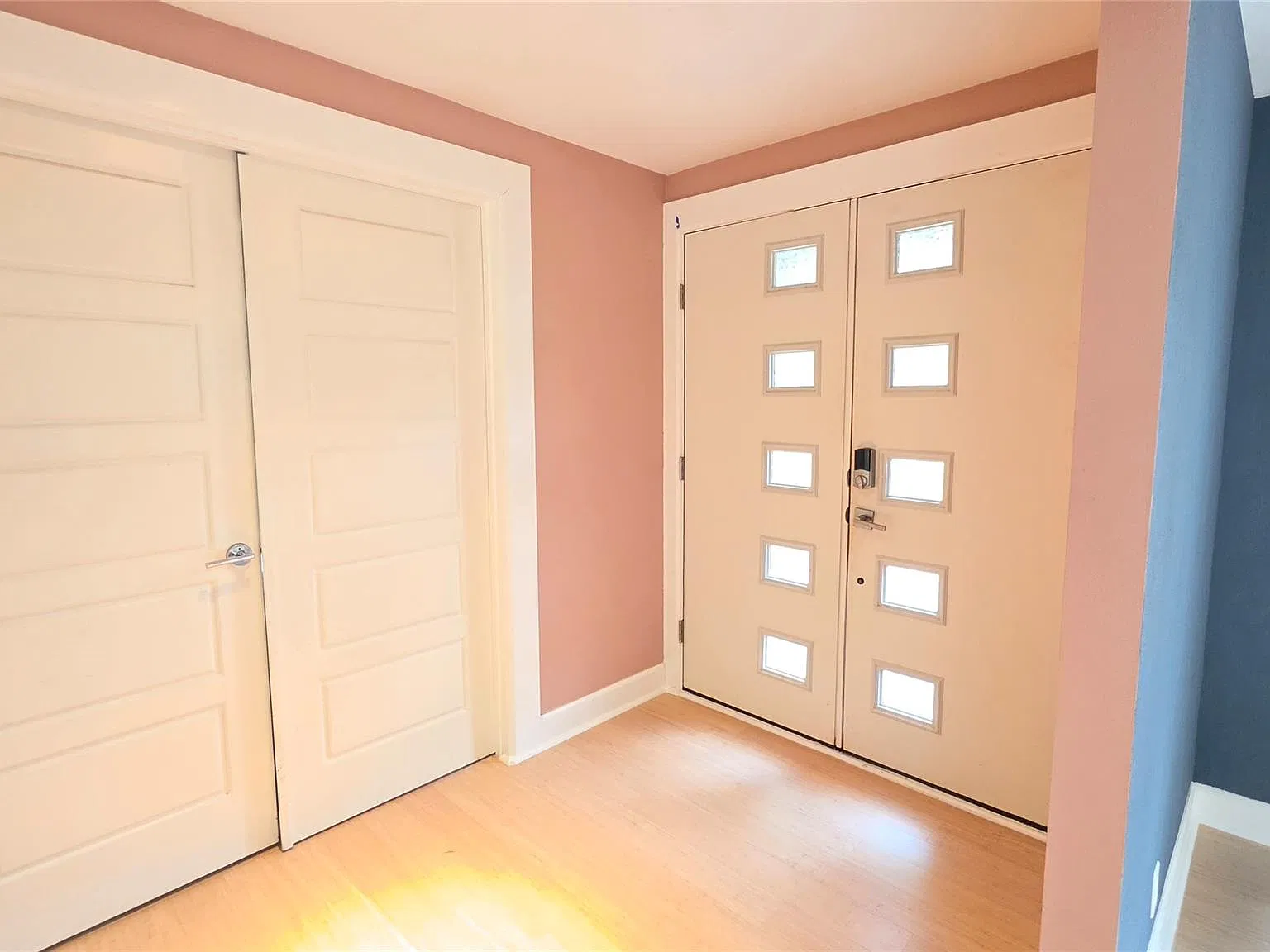 3 bed, 2.0 bath, 1944 sqft, $3,200 — Photo 2
