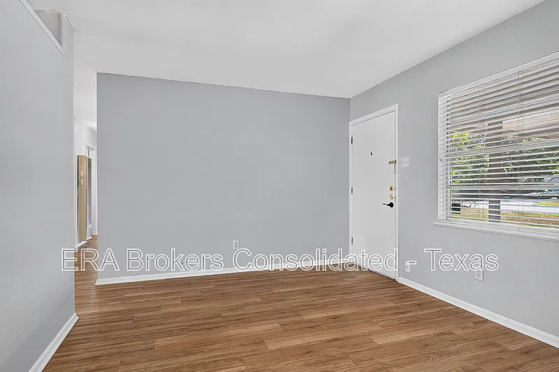 3 bed, 1.0 bath, 946 sqft, $1,295 — Photo 4