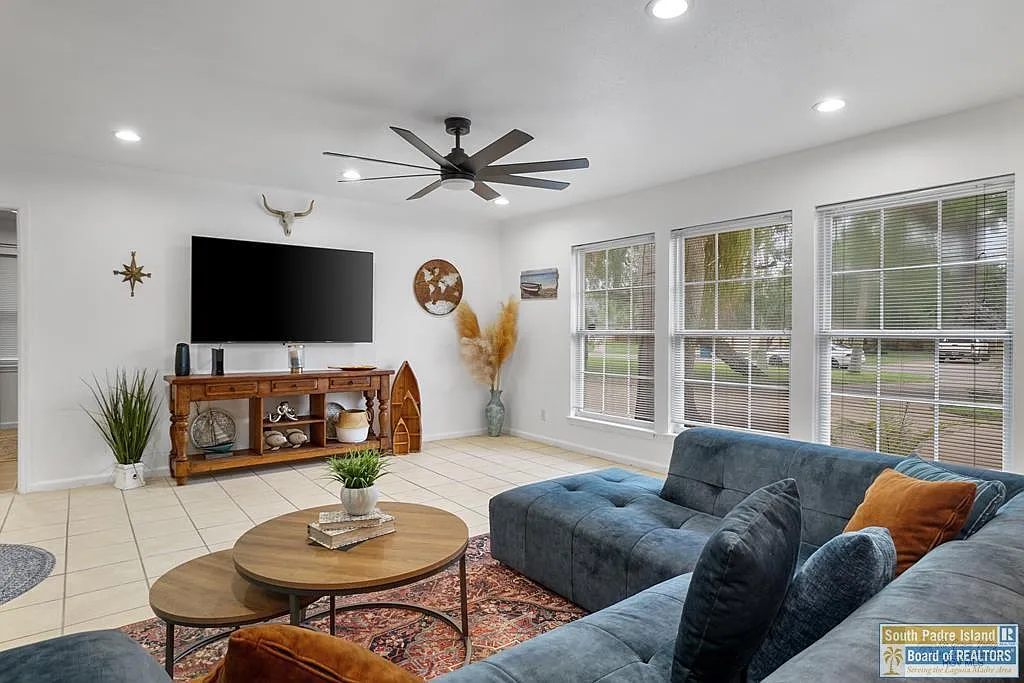 3 bed, 2.0 bath, 1672 sqft, $3,000 — Photo 4