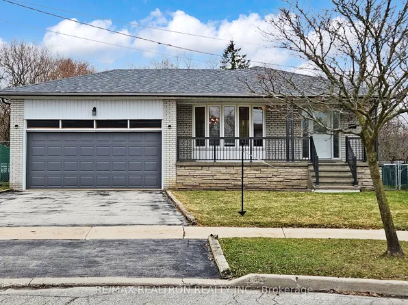 33 Islay Ct, Toronto, ON M9M 1V4
