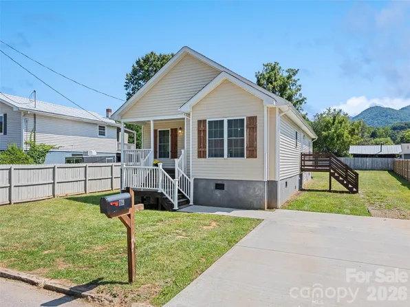 721 Camelot Dr, Waynesville, NC 28786