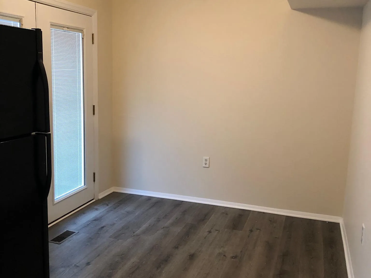 3 bed, 1.5 bath, 1100 sqft, $2,400 — Photo 4