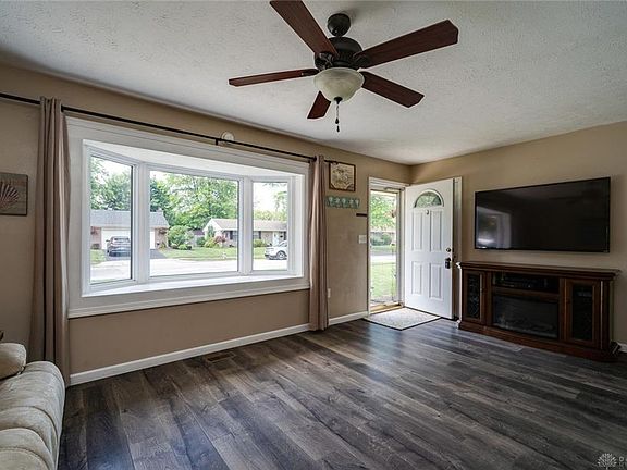5th image of 895 Hamlet Dr