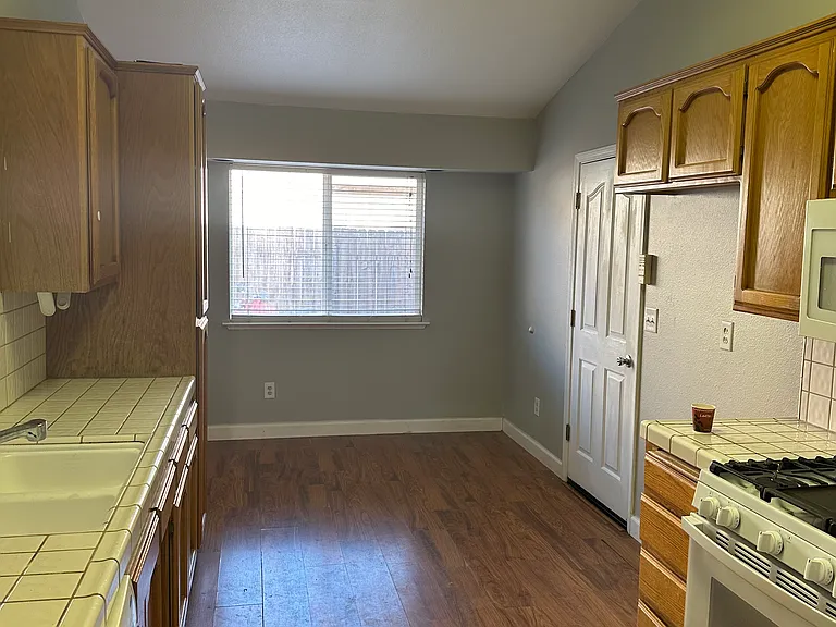 1861 Parkwood Dr — Photo 2