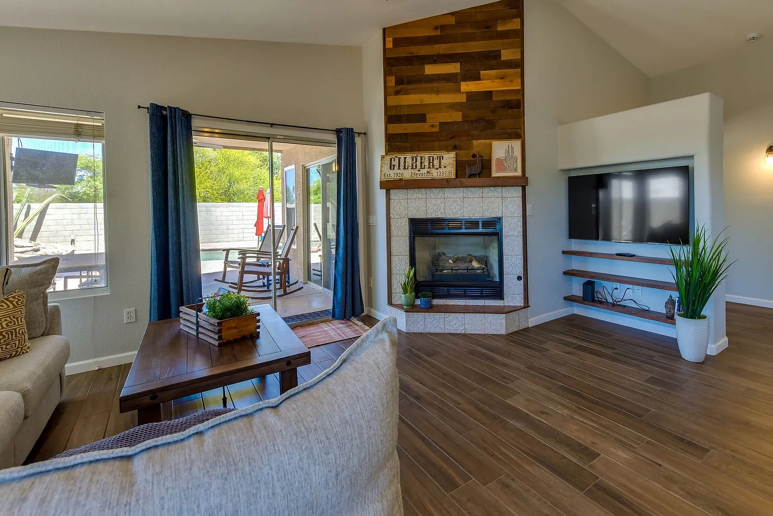 3 bed, 2.0 bath, 1689 sqft, $4,419 — Photo 3
