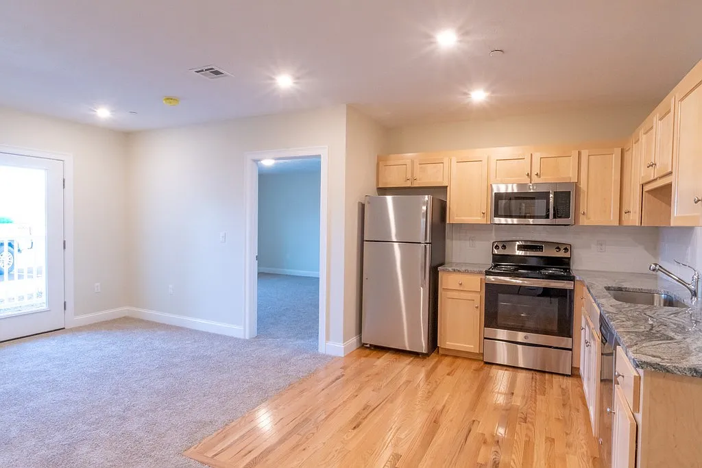 2 bed, 2.0 bath, 1048 sqft, $2,400 — Photo 2