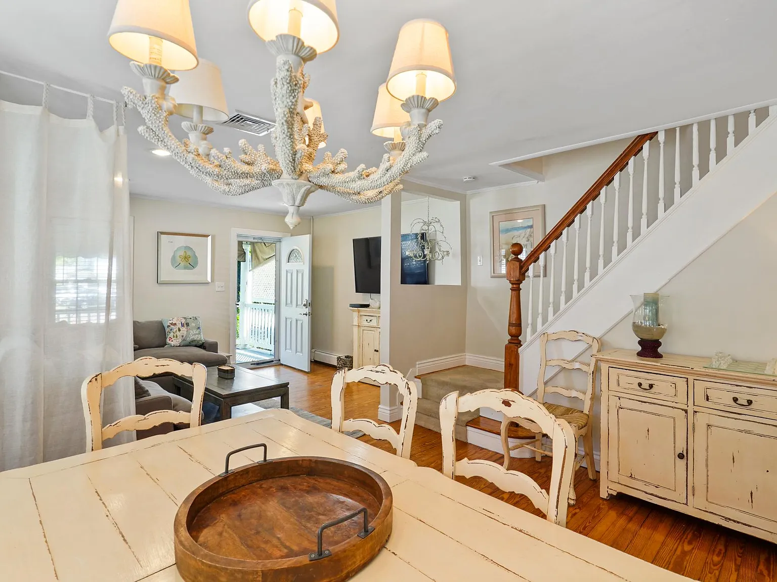 3 bed, 1.5 bath, $3,000 — Photo 2