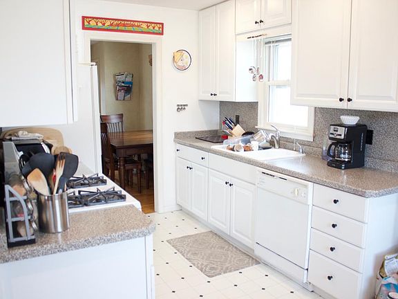 Spacious, Bright Kitchen