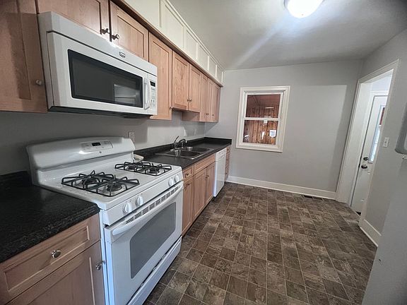 5th image of 3360 Hillcroft Ave SW