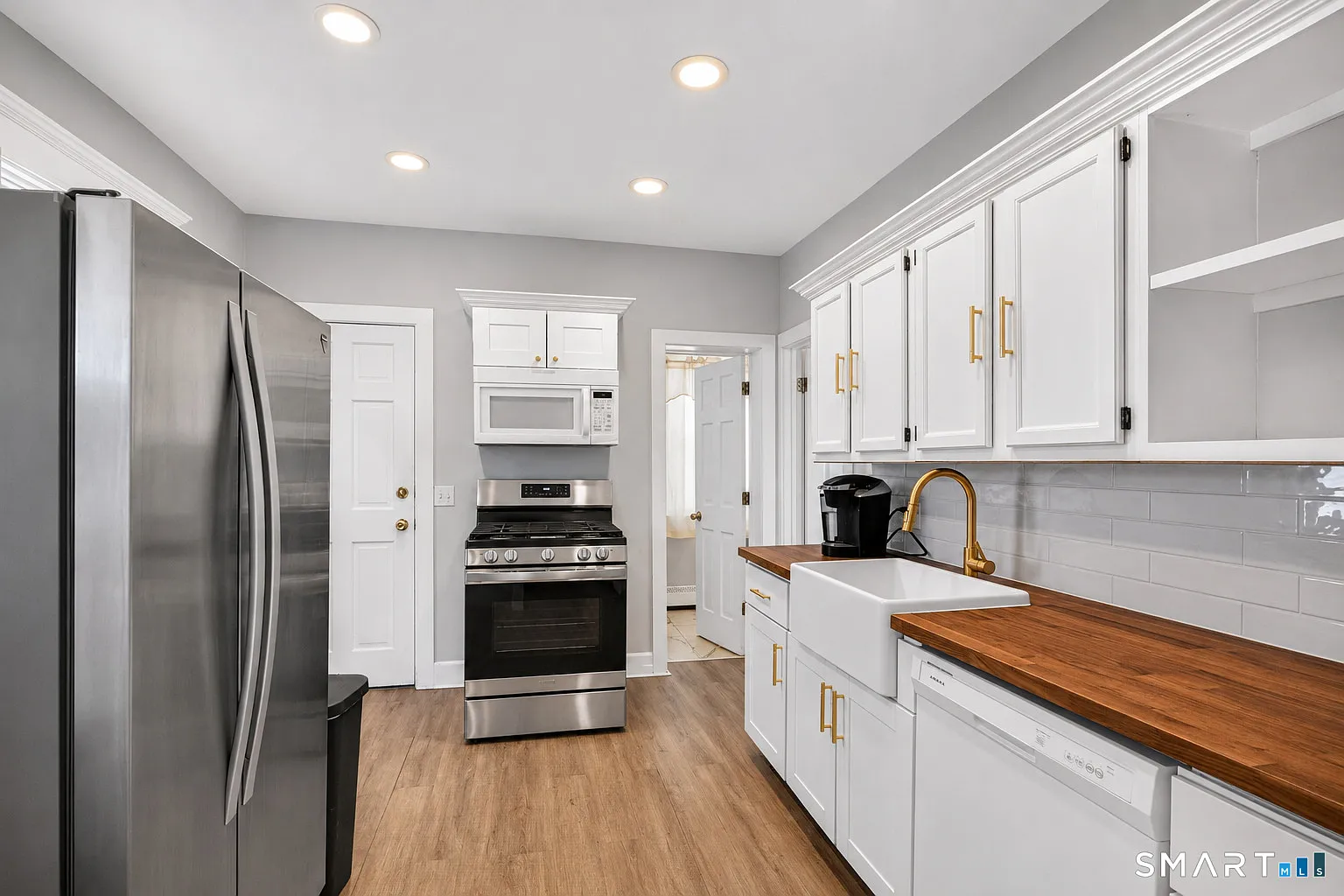 1 bed, 1.0 bath, 744 sqft, $1,900 — Photo 2