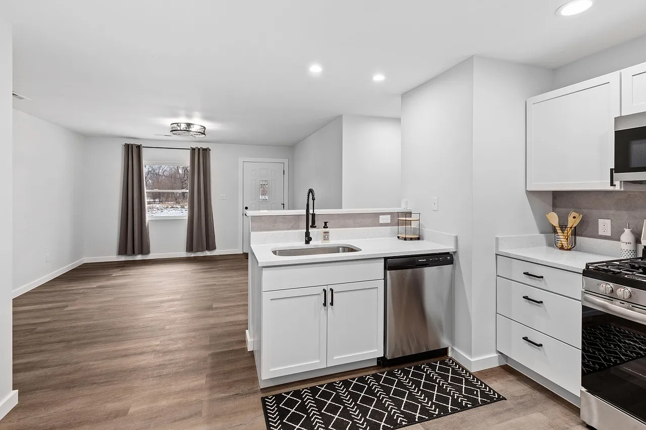 3 bed, 927 sqft, $1,400 — Photo 3