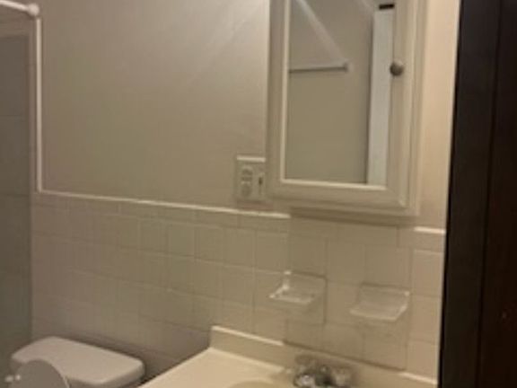 4th image of 825 Nash St APT 3