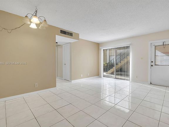 5th image of 2651 Riverside Dr APT 1
