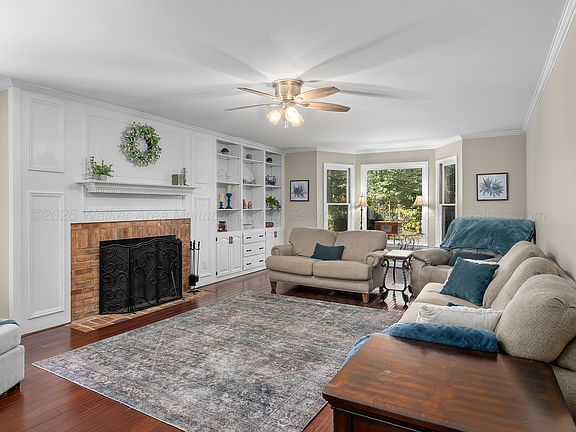 3rd image of 3504 Fairoaks Dr