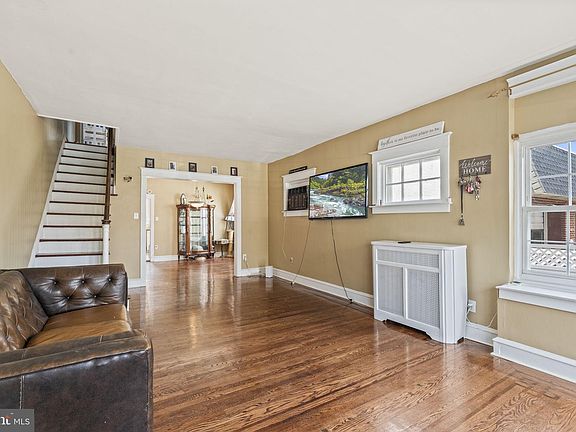 4th image of 7020 Oxford Ave