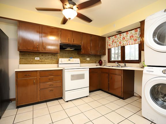 2nd image of 450 Lake Ave APT 1