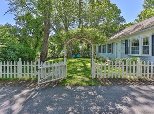 26 Huckins Neck Rd, Barnstable, MA 02630