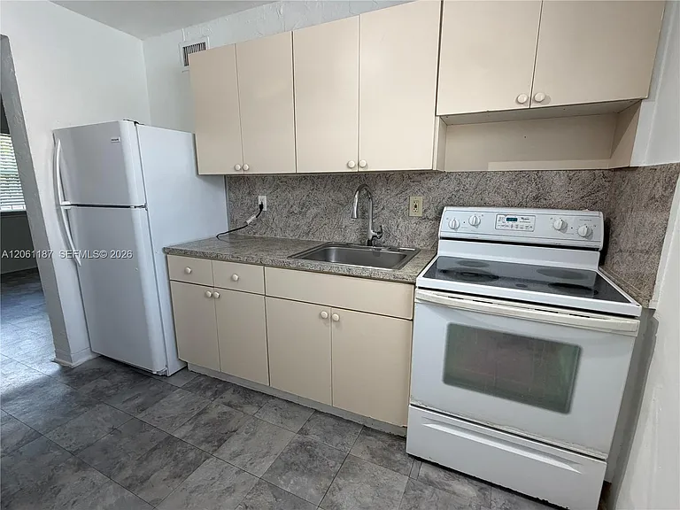739 SW 9th St #4 — Photo 3