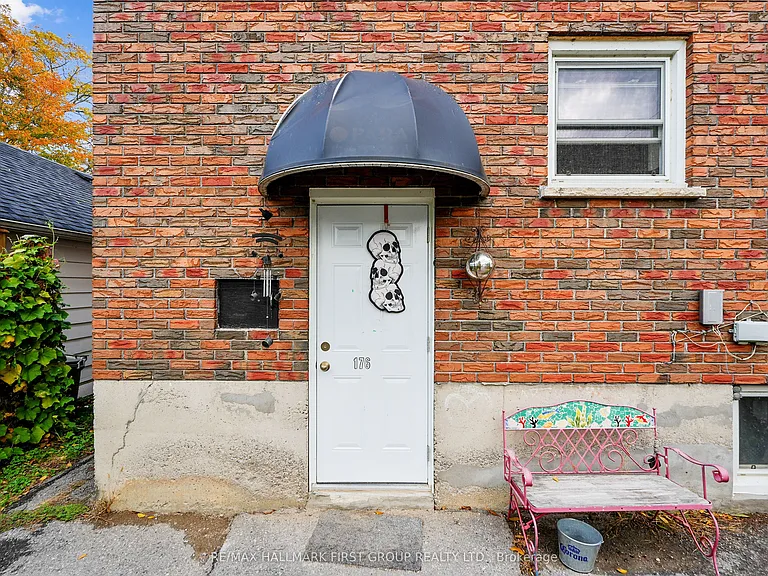 176 Sydenham St #UPPER — Photo 4