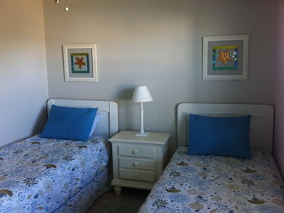 Guest bedroom : closeted storage too!