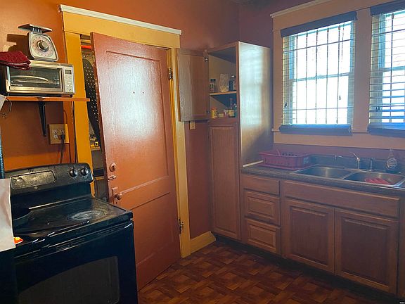 5th image of 204 Jackson St