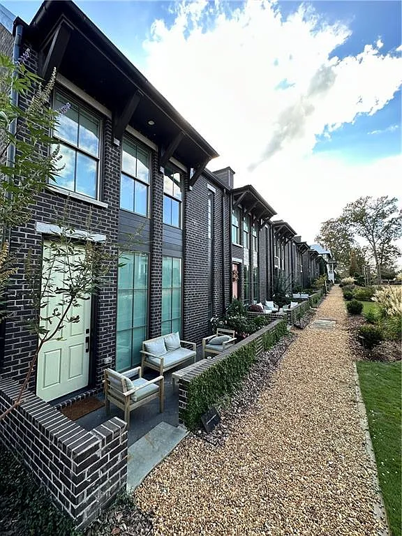 4 bed, 3.5 bath, 1728 sqft, $4,990 — Photo 1