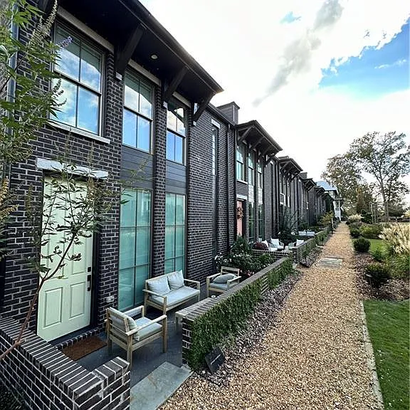 210 Glasgow Ln — Photo 2
