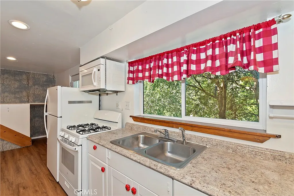 4 bed, 700 sqft, $800 — Photo 4