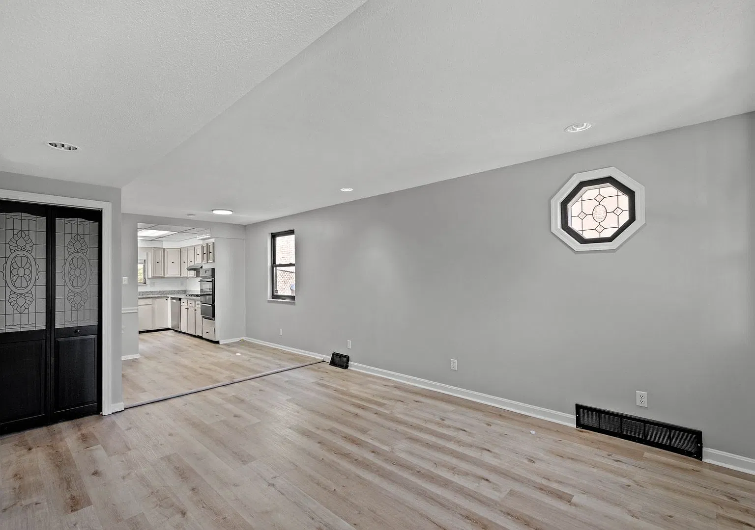 Gorgeous 3 bedroom home in Brookline available now! — Photo 3
