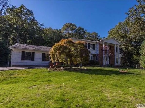 5 Stepping Stone Cres, Dix Hills, NY 11746