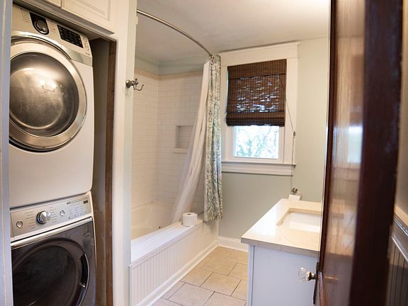 Bath room with 2nd floor laundry