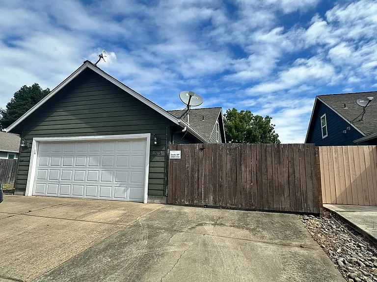 4063 Alameda Ave NE — Photo 3