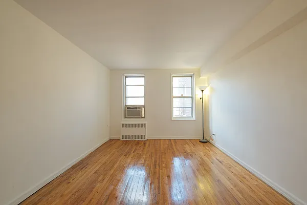 Sold by Venezia Realty Group LLC | media 5