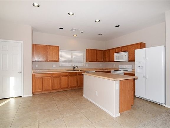 3rd image of 18553 W Mariposa Dr