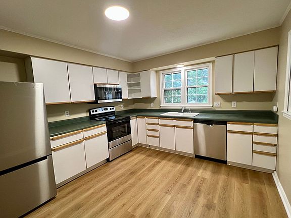 3rd image of 923 Hampshire Ct