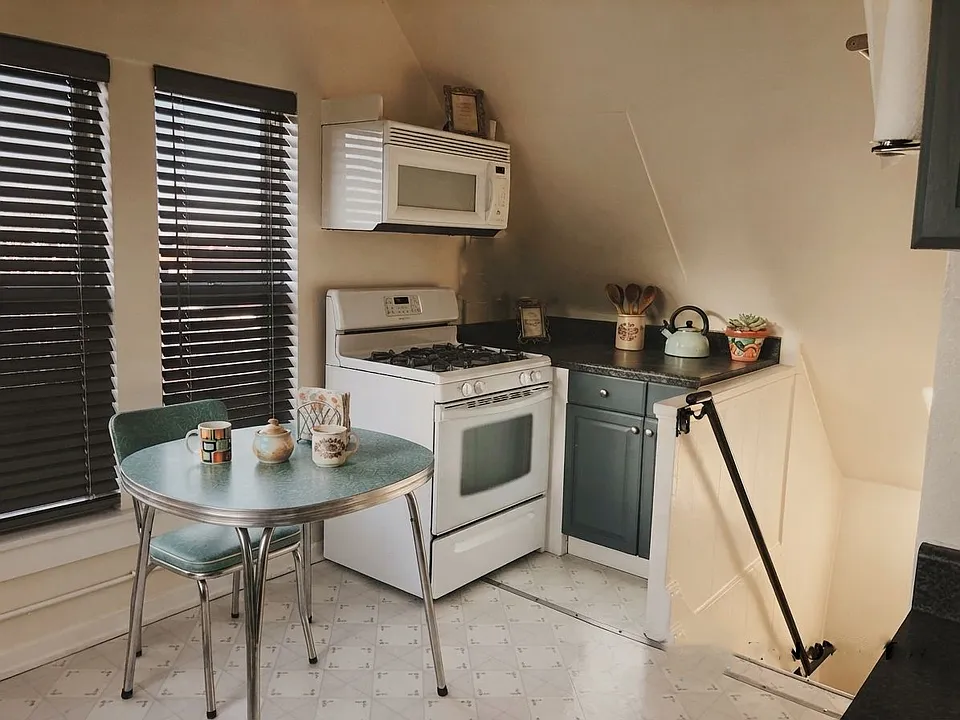 Put your thrifting cap ideas to work in this charming top floor Victorian flat right in the heart of RiNo