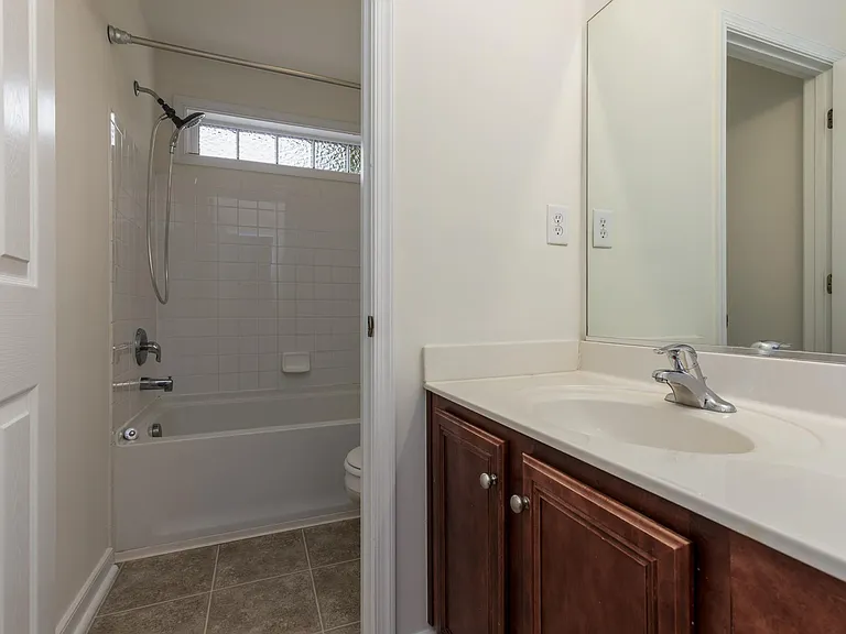504 Queensbury Ln — Photo 28