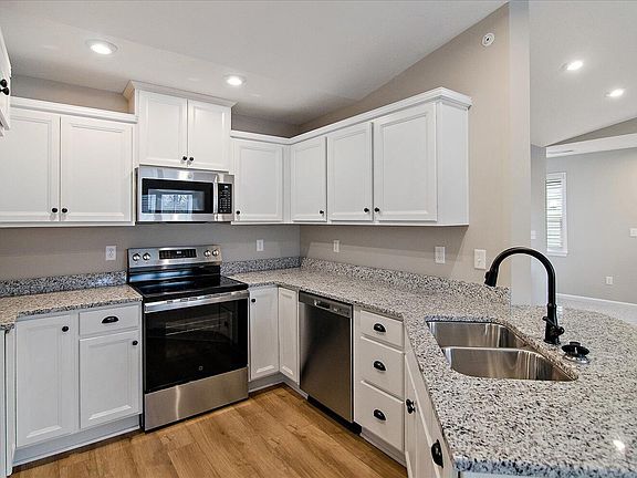 3rd image of 554 Foxhill Dr #12-305
