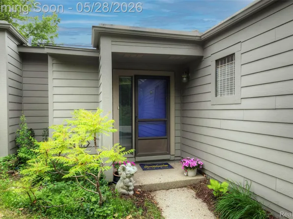 671 Watersedge Dr, Ann Arbor, MI 48105