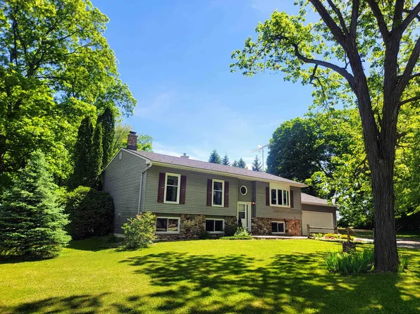N4764 Larry Rd, New London, WI 54961