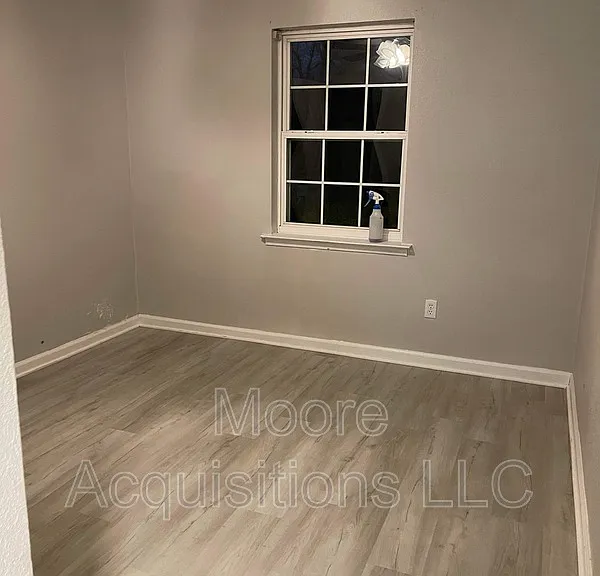 302 E Kansas St — Photo 13