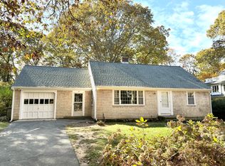 14 Gunning Point Ave, Falmouth, MA 02540