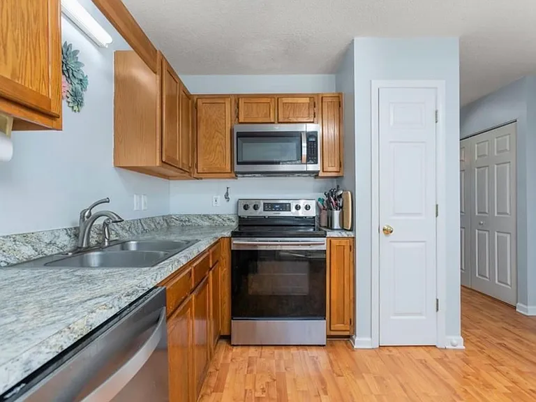 1112 Trinity St #202 — Photo 6