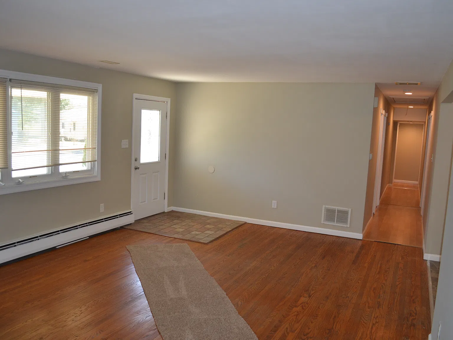 4 bed, 1.5 bath, 2400 sqft, $2,995 — Photo 3